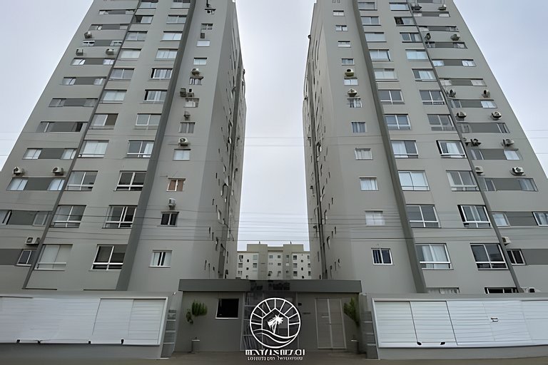 Apto com ar-condicionado | Piscina | 3 min do mar