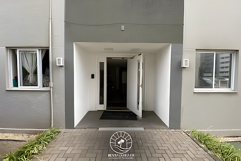 Apto com ar-condicionado | Piscina | 3 min do mar