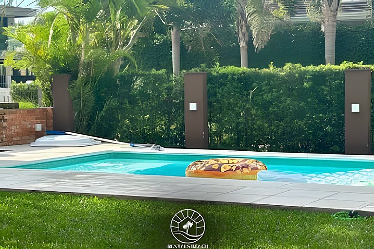 Casa c/ piscina a menos de 50m do mar | Aceita Pet