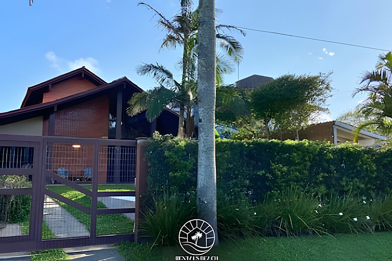 Casa c/ piscina a menos de 50m do mar | Aceita Pet