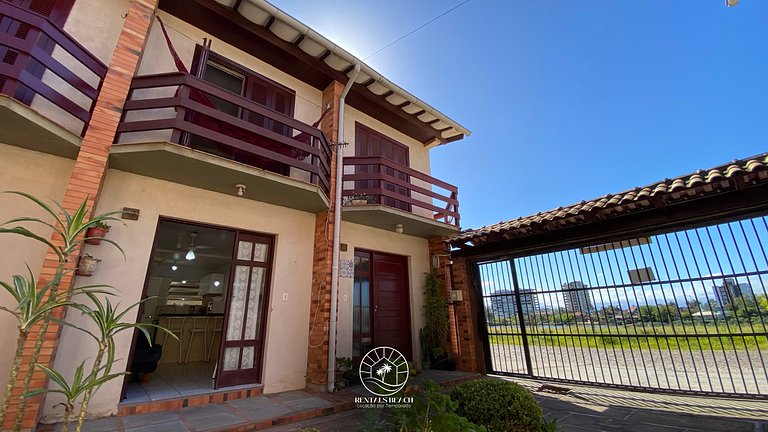 Sobrado aconchegante próximo do mar