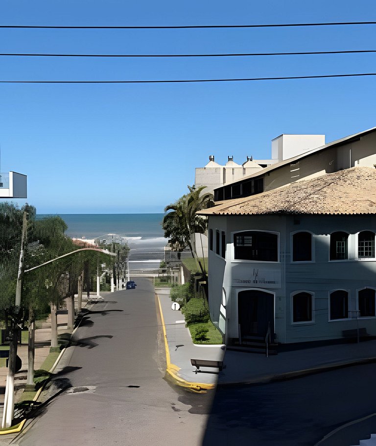 Apto 3 suíte com piscina a 190mts do mar